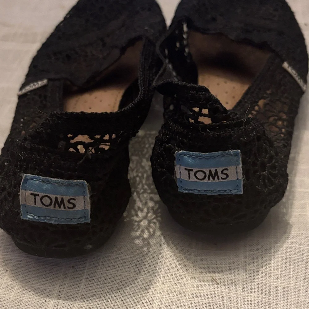 TOMS Women's Elegant Black Lace Flats